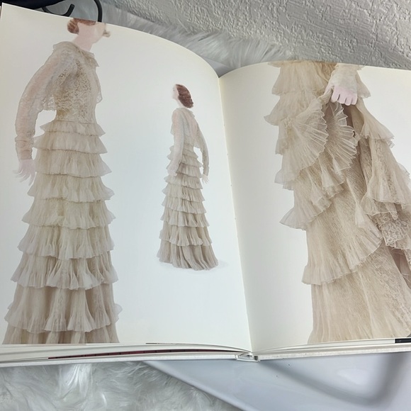 CHANEL Metropolitan Museum Of Art Book Harold Koda - Picture 9 of 13